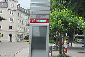 Rote Schilder an Bushaltestellen weisen den Weg zum Römerfest