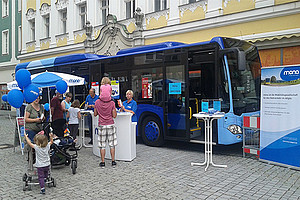 mona am Stadtfest: Reges Interesse am Infostand der mona